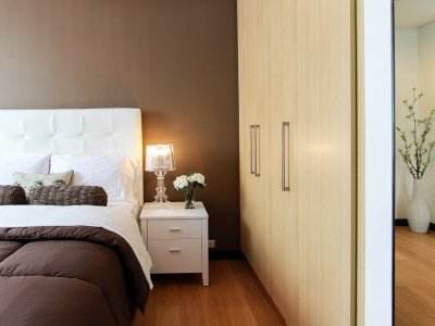 bed-bedroom-closet-90319